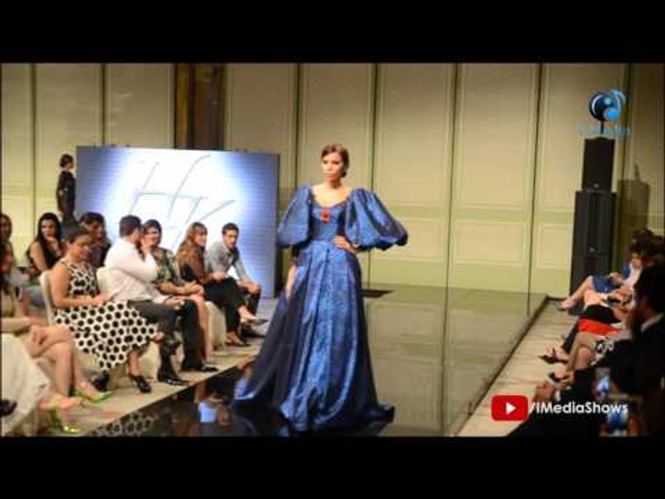 عرض ازياء حمودة كفارنه |  شاهد ضحك أحد الحاضرين على عارضات الأزياء بطريقة هستيرية !