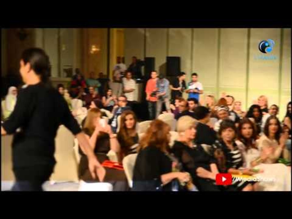 عرض ازياء حمودة كفارنه |  لحظة تحية مصمم الأزياء حمودة كفارنة للحاضرين بطريقة غريبة - شاهد !