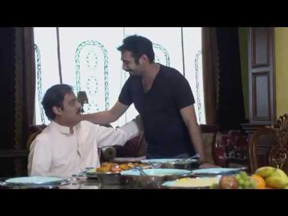 مسلسل غريب بين أهلة | الاب بيخاف من ابنه بشكل غريب