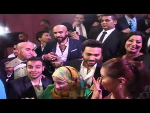 فرح المنتج محمد حامد | شاهد تامر حسني يكتشف موهبة جديدة في الفرح - لازم تسمعها