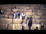 Yanni In Pyramids   ياني في الأهرامات   لحظة سقوط ياني وهوا نازل من الهرم الأكبر