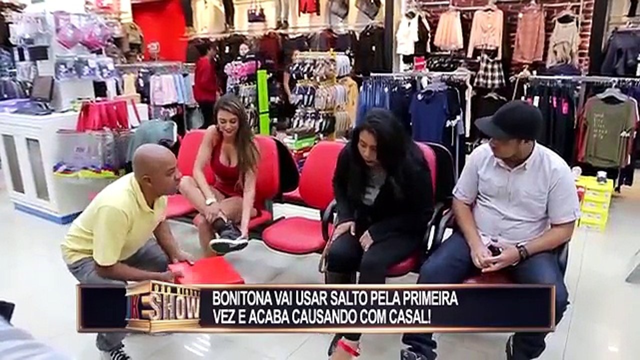 Gostosa senta no colo dos rapazes e acaba causando a maior confusão