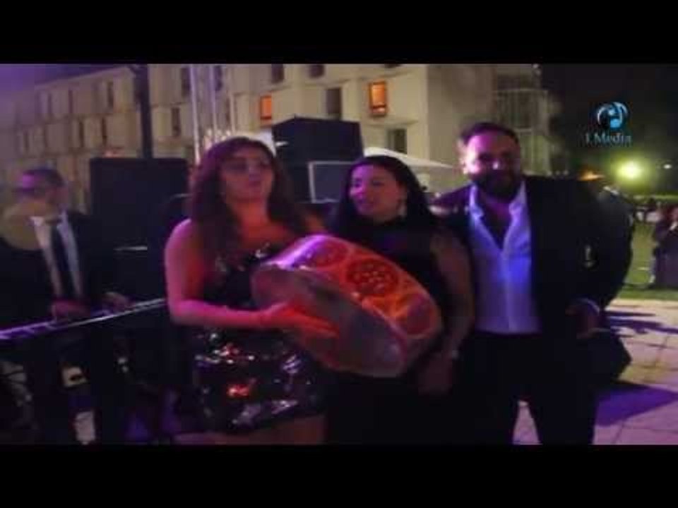 فرح ياسمين وعمر |  شاهد واحد يشد ياسمين نيازى من وسط الفرح ! ياترى لية ؟!