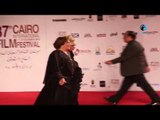 مهرجان القاهرة السينمائى | لحظة دخول سميحة أيوب بفستان غريب المهرجان