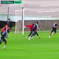 Looks like N'Golo Kanté has learnt a trick or two from Eden Hazard (via Équipe de France de Football)