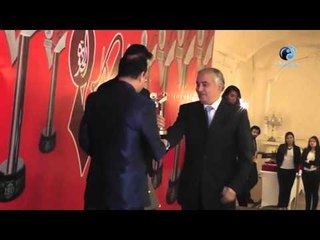 مهرجان "فرسان الجودة" | لحظة إستلام الشاعر فاروق جويدة لجائزة التميز