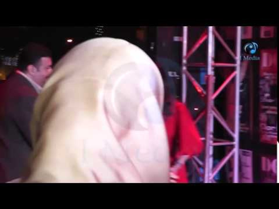 حفل دير جست 2015 | تعرف على السر وراء دخول الفنانة إنجي المقدم وخروجها فى نفس الوقت الحفل !