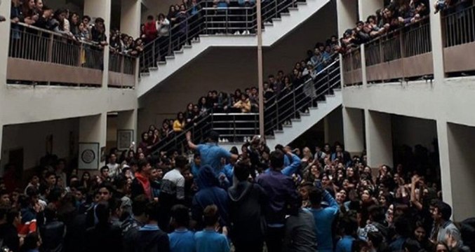 Liseli Öğrenciler, Tacizci Olduğu İddia Edilen Öğretmenin Hala Okulda Görevli Olmasını Protesto Etti