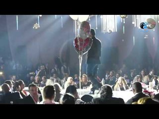 حفل رأس السنة فى سيتى ستارز |  واحدة تتمايل على وائل جسار أثناء التصوير معة