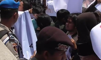 Pengunjuk Rasa Desak Polisi Tangkap Ahmad Dhani