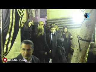 عزاء ممدوح عبد العليم | شافكى المنيري تودع بعض المعزيين على باب عزاء السيدات