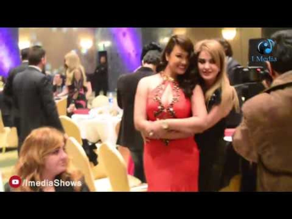 حفل الأكاديمية الأمريكية | شوف مادلين طبر ماسكة واحدة منين ! وبتهزر معاها أزاى وهما بيتصوروا !