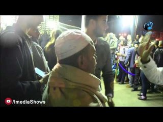 عزاء ممدوح عبد العليم | خناقة بين أحد المصورين و "الراجل الغريب":  روح أقعد جوة على حجر الحريم!