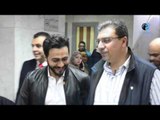 لحظة دخول تامر حسني و عمرو الليثي المستشفي وسط زحام من الحاضرين