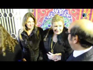 عزاء الراحلة "فيروز" | رجل غريب يدخل مكان عزاء السيدات ويقبل نيللى !