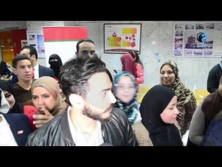 تامر حسني بعد أنتهاء المؤتمر ولقاءات مع الصحفيين وسط تجمهر من البنات