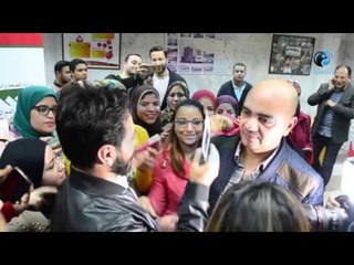 تامر حسني يمزح مع واحد بيتصور معاة ويأخذ الموبايل ويتصور سيلفي معاة - قمة التواضع