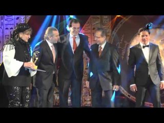 حفله الحب والسلام | لحظة صعود الفنانة "سهير رمزي" لتسلم الجائزة