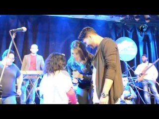 حفله محمد شاهين   محمد شاهين و ديدا يلتقطون صورة مع طفلتين على المسرح