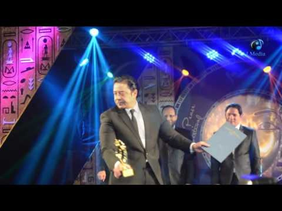 حفله الحب والسلام | لحظة صعود الفنان "مدحت صالح" لتسلم الجائزة: الكلام اللى غنيتة هو رسالتي