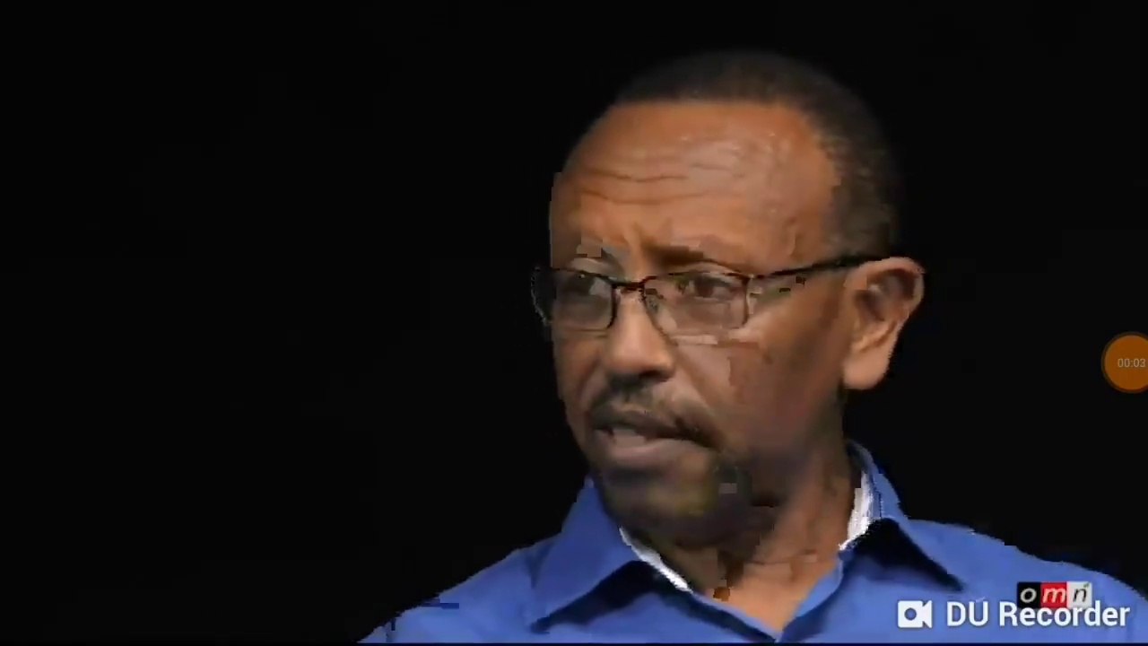 ዛሬ ይህ የምትመለከቱት የኦሮሞ አህያ እየዛተ ይገኛል....አህያ ጆሮዋ ትልቅ ነው የሱም ጆሮ ትልቅ ነው አስተሳሰቡም እንደ አህያ..አንድ ደህና የሚባል የኦሮሞ አክቲቪስት የለም...ሁሉም እውቀት ዜሮ ናቸው....ሸም..ሸም