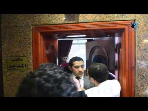 شاهد خناقة ومشادات كلامية من الجاردات لمنع الجمهور من اقتحام المكتب على تامر حسنى