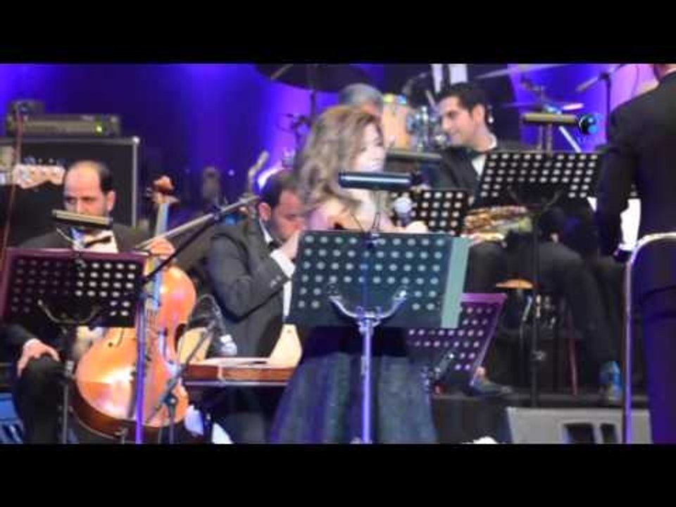 حفلة سميرة سعيد   شاهد رد فعل سميرة سعيد عندما طلب الحاضرين منها غناء أغاني قديمة !