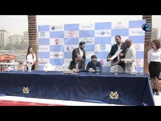 حفل موسوعة جينيس | شاهد موقف محرج يتعرض لة تامر حسنى لحظة سقوط الجائزة التى تسلمهاعلى الأرض