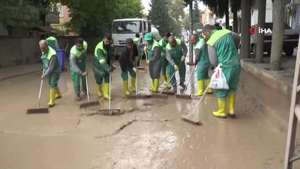 Sel Sonrası Cadde ve Sokaklar Çamura Bulandı