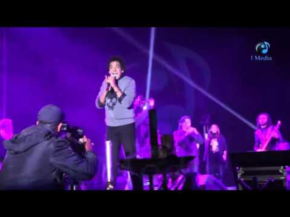 حفلة محمد منير | أسمع منير بيغني "مابيجرحش العاشقين" مع الجمهور - رائعة