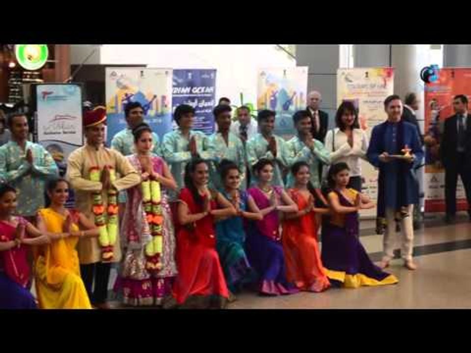 مهرجان الرقص الهندي في مطار القاهرة |  شاهد الفرقة تنتظم عشان تاخد صورة جماعية