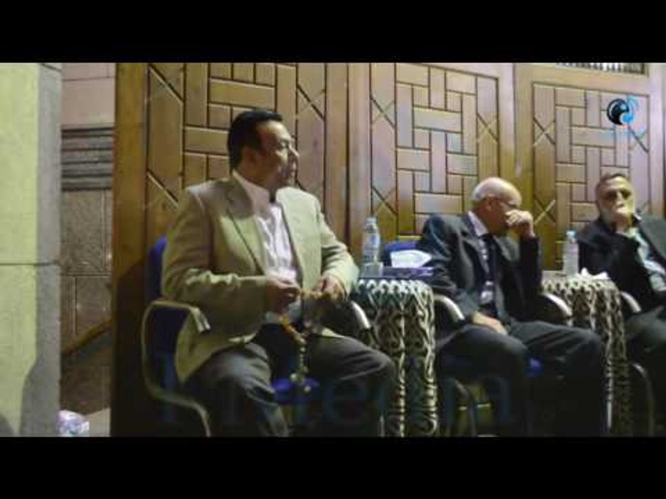 عزاء محمد خان | شاهد الفنان أحمد ماهر يمسك السبحة بيدة في العزاء وسط الحاضرين