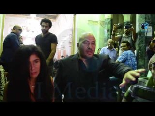 عزاء محمد خان | شاهد "مجدي الهواري" وغادة عادل يرفضان التصوير ويهربان لسيارتهم ال هامر!