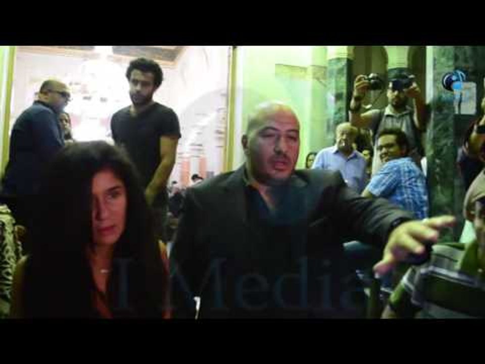 عزاء محمد خان | شاهد "مجدي الهواري" وغادة عادل يرفضان التصوير ويهربان لسيارتهم ال هامر!