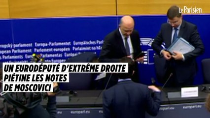 Un eurodéputé d'extrême droite écrase les notes de Pierre Moscovici avec sa chaussure