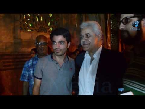 عزاء محمد خان | شاهد حمدين صباحي بياخد صور سيلفي مع الناس في الشارع