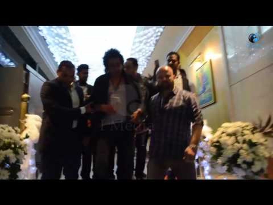 فرح طارق الشناوي | شاهد لحظة وصول الكينج محمد منير الفرح وسط حراسة مشددة!