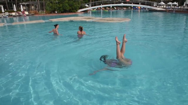 Miss Brabant wallon 2019 Shelley Galindo Granados fait un démonstration de nage synchronisée