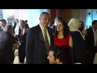 فرح طارق الشناوي | شاهد معجبة صغيرة بتتصور مع محمود حميدة