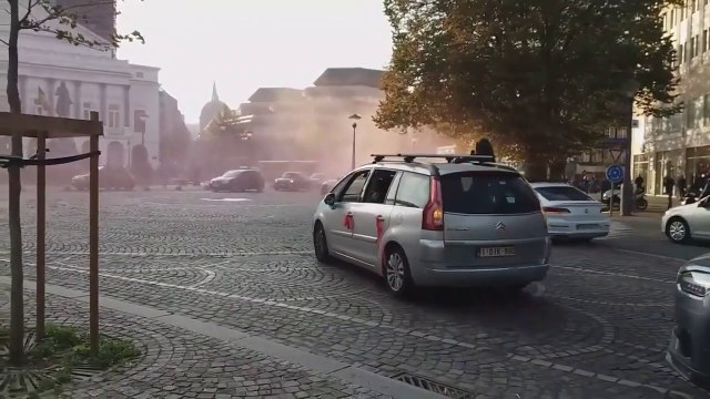 Quand le cortège d'un mariage part en dérapage autour d’un rond-point à Liège