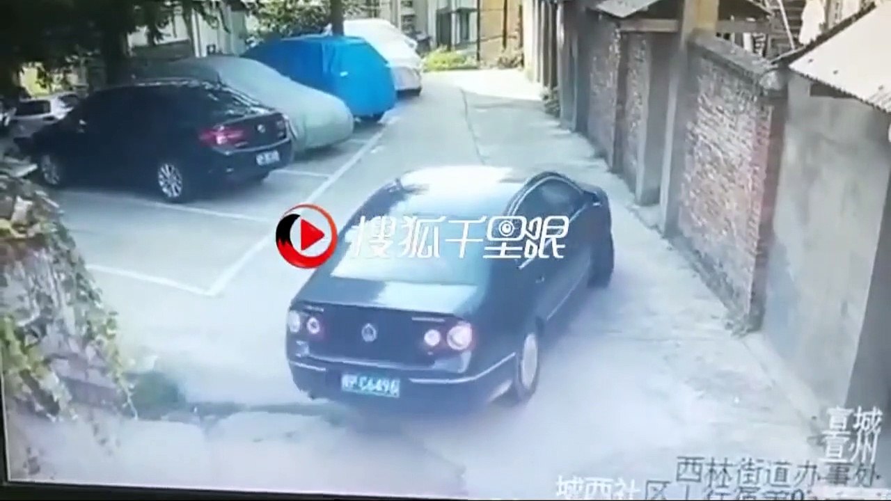 Le pire conducteur du monde tente de se garer