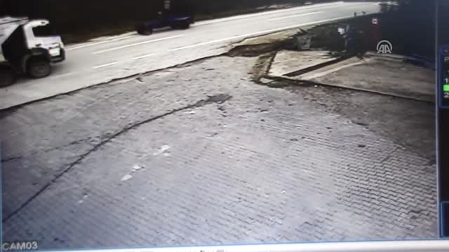 Kamyon ile Pat Pat Çarpıştı