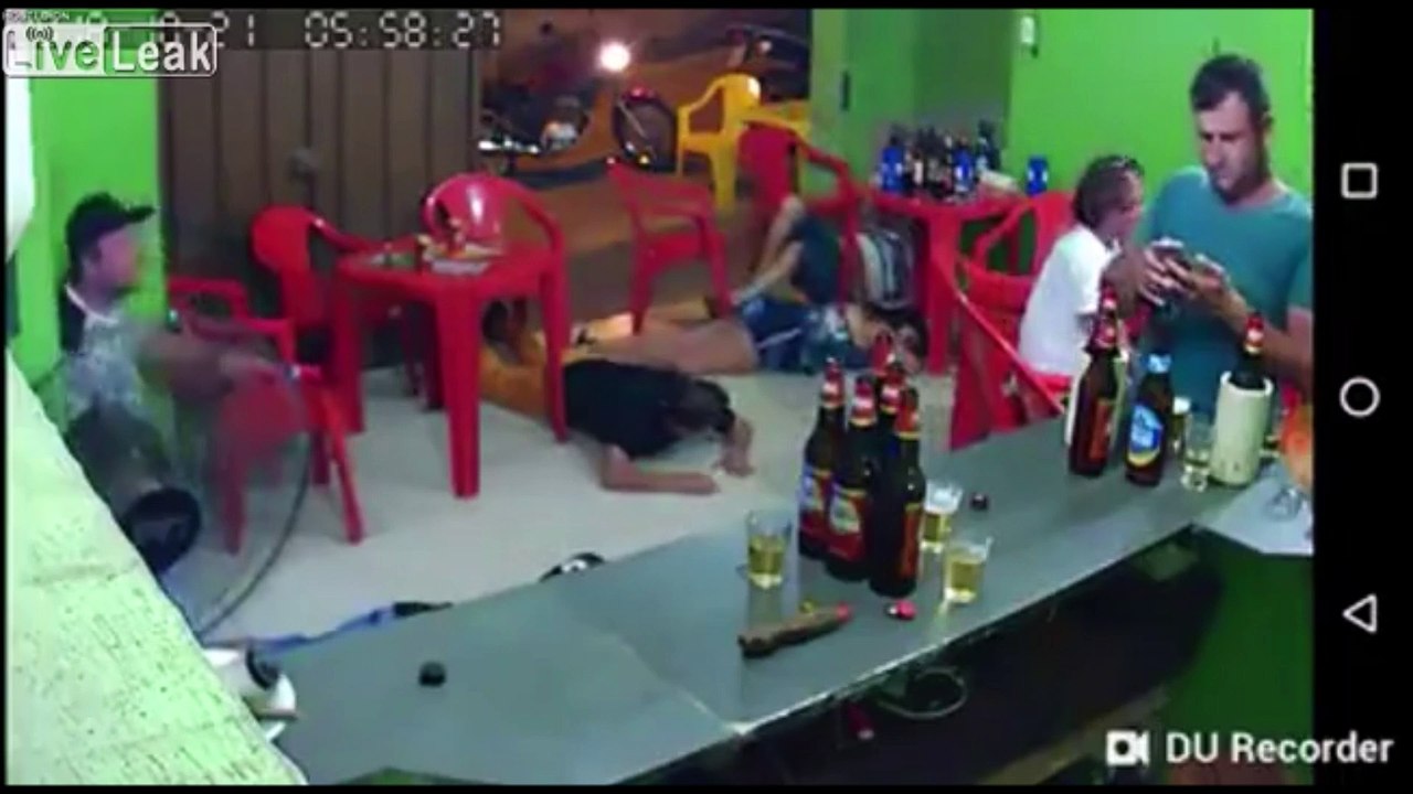 Totalement absorbé par son téléphone, il ne se rend pas compte qu'un braquage a lieu dans le bar