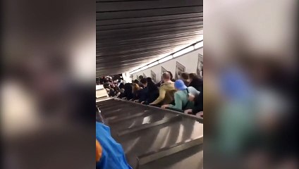 Roma metrosunda yürüyen merdiven çöktü