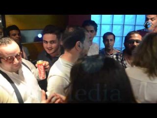 العرض الخاص البس عشان خارجين |  شاهد نسرين أمام بفستان أزرق مكشوف الكتفين