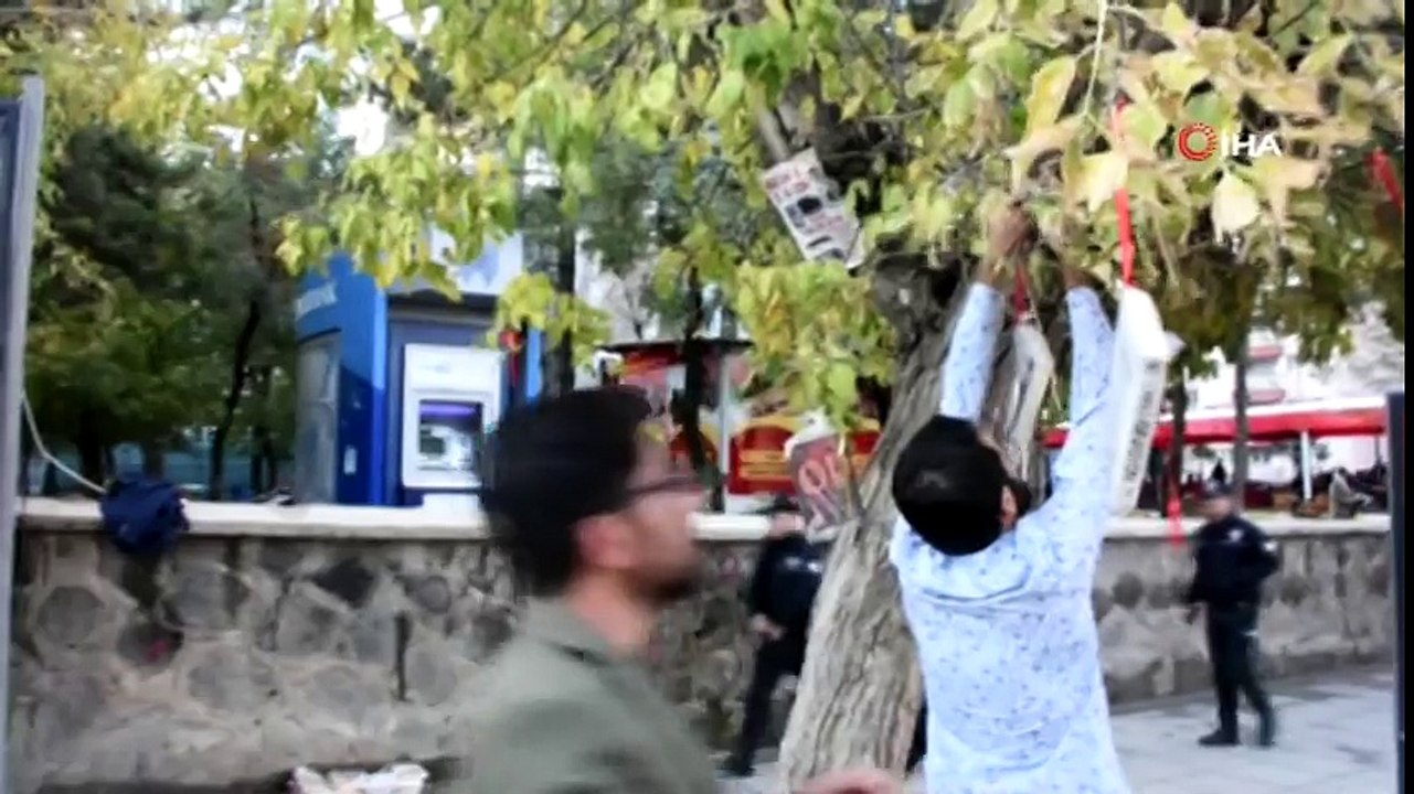 Ağaç Dalları Kitap Açtı, İki Genç  Ağaç Dallarını Kitapla Donattı