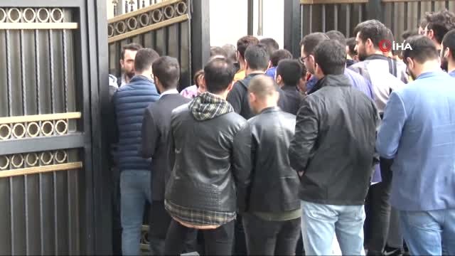 Askerlik Şubesi Önünde Bedelli Askerlik Kuyruğu