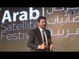 مهرجان القنوات الفضائية 2016 |  شاهد المؤلف  عمرو محمود ياسين يتسلم الجائزة