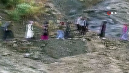 Sincik’te heyelan...Ulaşıma kapanan yolda öğrenciler ve vatandaşlar mahsur kaldı