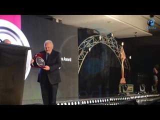 حفله الاهرام |  موقف محرج جدا يتعرض لة خالد زكي لحظة تسلمة الجائزة!